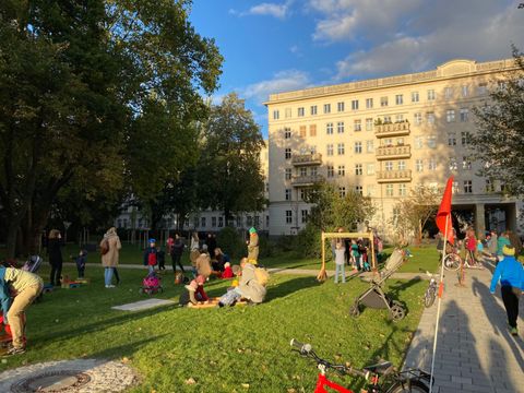 Menschen im Auerdreieck-Park