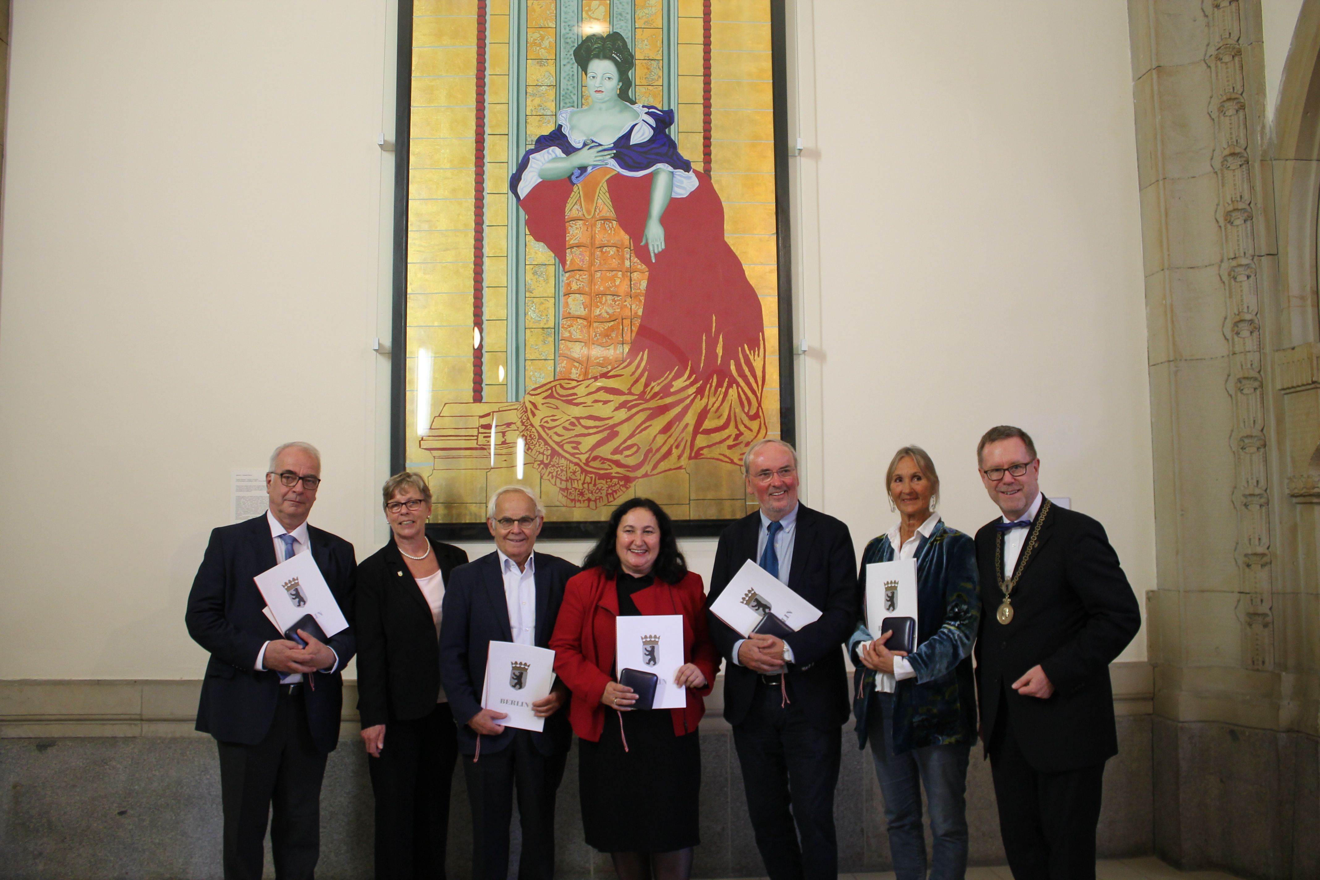 v.l.n.r.: Norbert Gembaczka, BVV-Vorsteherin Annegret Hansen, Konrad Kutt, Bilgin Lutzke, Dr. Christoph Flötotto, Margareta Mayer-Riefenthaler, Bezirksbürgermeister Reinhard Naumann