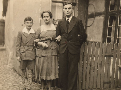 Martha Frankenstein mit Manfred und ihrem Sohn Walter, Flatow 1932;