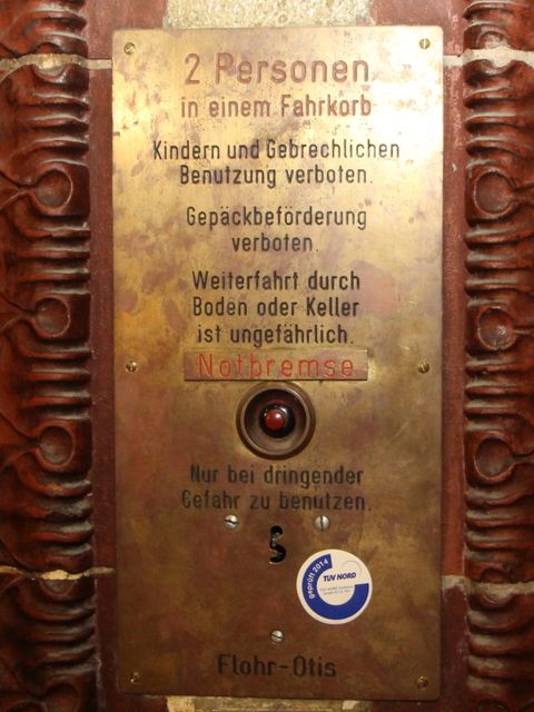 Hinweistafel zur Benutzung des Paternosters (Bild: Pressestelle)