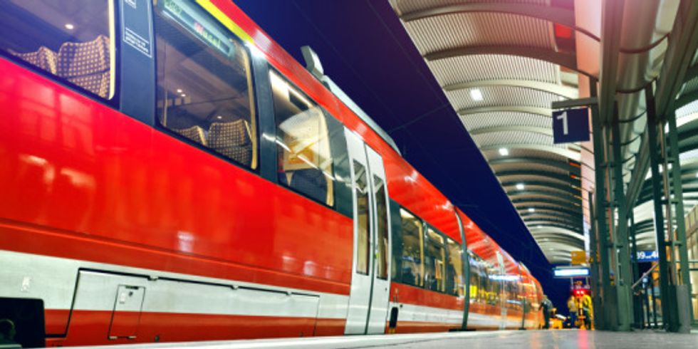 Regionalzug hält in einem Bahnhof