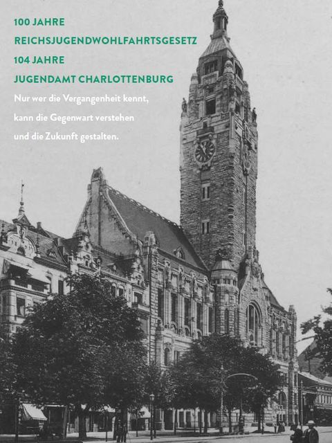 Titelseite Broschüre: 100 Jahre Reichsjugendwohlfahrtsgesetz | 104 Jahre Jugendamt Charlottenburg. Gezeigt ist das Rathaus Charlottenburg, Schrift: "100 Jahre Reichsjugendwohlfahrtsgesetz, 104 Jahre Jugendamt Charlottenburg: Nur wer die Vergangenheit kennt, kann die Gegenwart verstehen und die Zukunft gestalten."