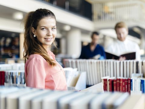 Studentin in der Bibliothek