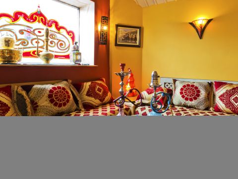 Shishabar mit Sofas und Wasserpfeifen auf einem Tisch