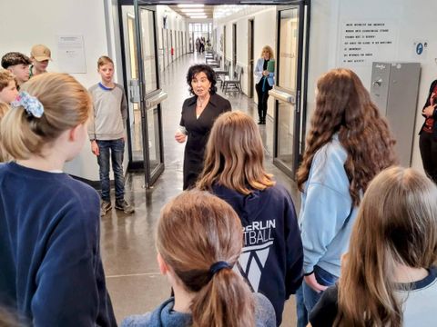 Morgendliche Begrüßung der Mädchen und Jungen durch die Bezirksbürgermeisterin. (Bild: BA Rdf)