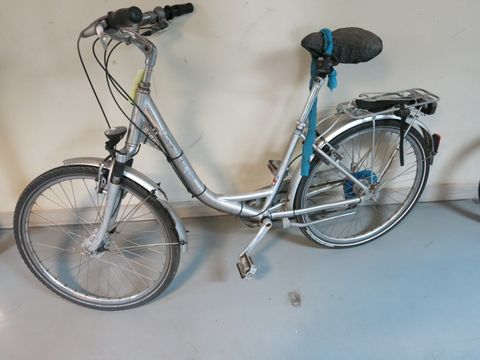Silberfarbenes Damenfahrrad