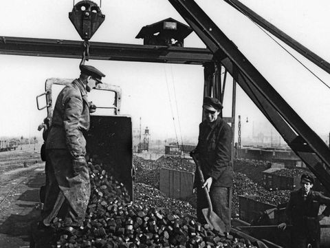 Eine Güterzug-Lok wird bekohlt. (1946) (Bild: Peter Cürlis, Sammlung Robin Garn)