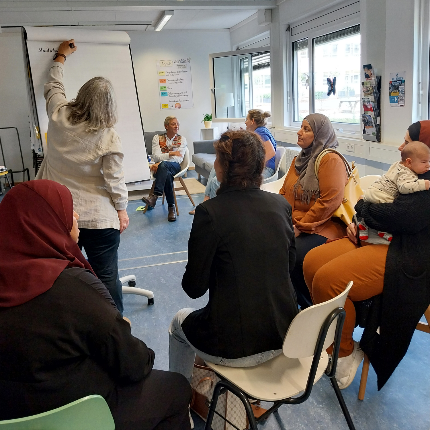 Regelmäßig lädt der Beirat zu Familienforen ein, um die Bedarfe der Familien zu erfragen und ihre Anliegen in den politischen Diskurs einzubringen