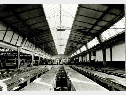 Innenansicht des Wagenhallenanbaus mit Dreigelenk-Dachtragewerk, um 1930 (Bild: Museum Pankow / Quelle: Historisches Archiv der BVG)