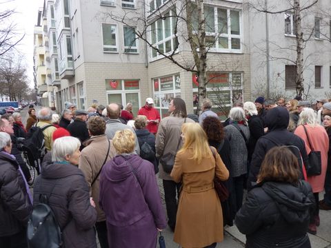 An der Gedenktafel für Maria Gräfin von Maltzan, 10.3.2012, Foto: KHMM