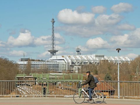 ICC und Funkturm von der Kurfürstendammbrücke aus gesehen, 7.4.2013, Foto: Raimund Müller