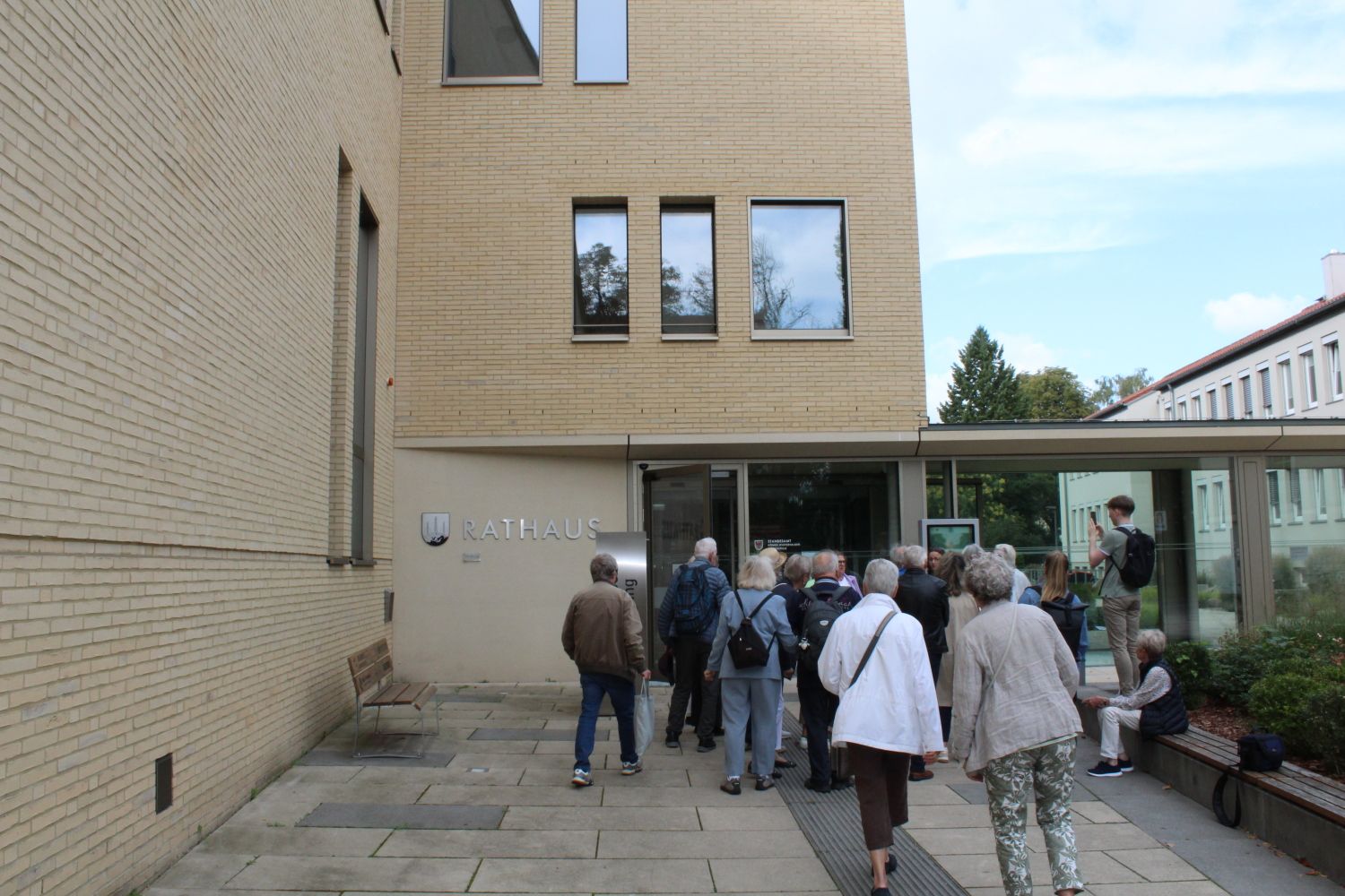 19. September 2023: Auf dem Weg zum Empfang der Bürgermeisterin von KW, Michaela Wiezorek, im Rathaus der Stadt
