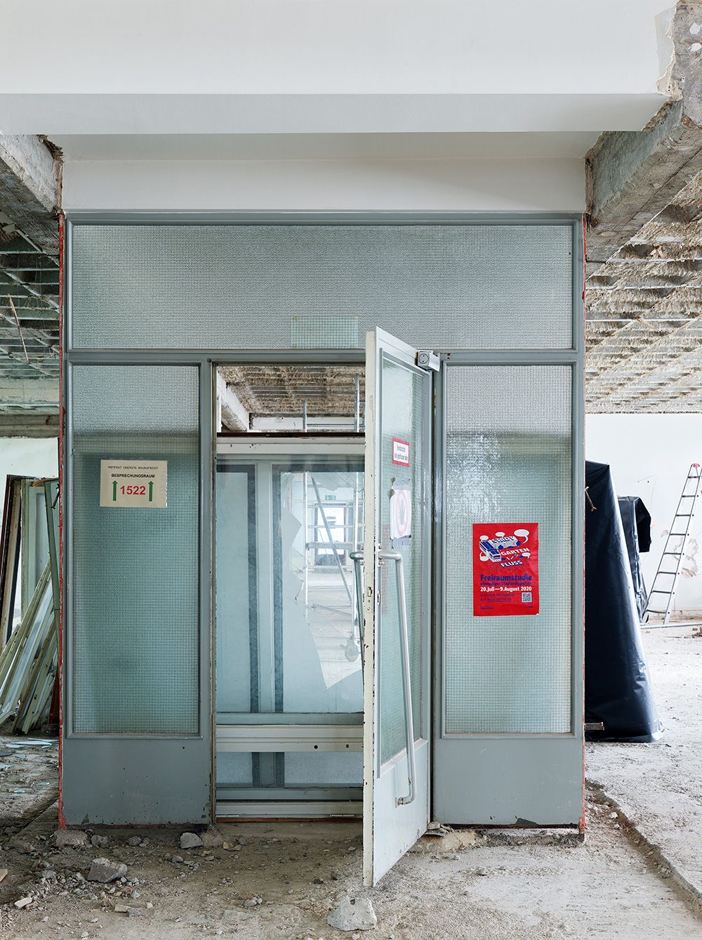 Ehemalige Flurtür im 15. OG während der Sanierung, Juli 2021