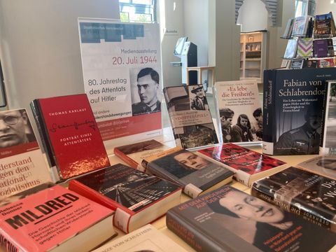 Ausschnitt aus der Buchausstellung anlässlich des 80. Jahrestags des Widerstands gegen den Nationalsozialismus in der Humboldt-Bibliothek (Bild: BA Reinickendorf)