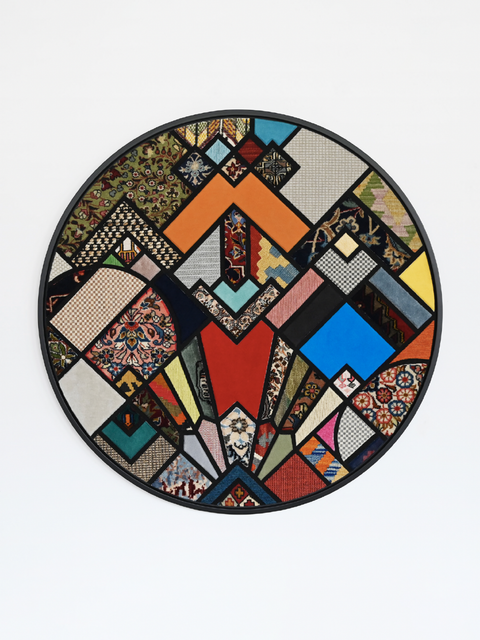 Nevin Aladağ: Social Fabric, fan, 2022, Collage mit Teppichen unterschiedlicher Herkunft auf Holz, gerahmt, ø 104 x 5 cm (NA/M 105)