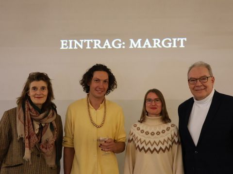 Dr. Sabine Ziegenrücker, Jakob Wirth, Ricarda Vinzing, Bezirksstadtrat für Kultur Harald Muschner (v.l.) bei der Filmvorführung von „Eintrag: Margit“ in der Rathausgalerie im Rathaus Reinickendorf (Bild: BA Rdf)