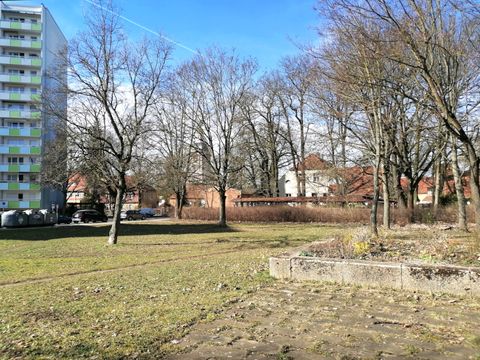 Die Grünfläche Fontane-Eck in Berlin-Buch vor der Neugestaltung