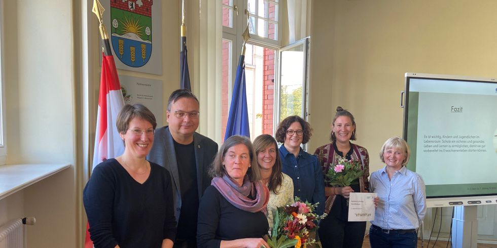 Pilotprojekt Schulgesundheitsfachkräfte in Lichtenberg startet-Michael Grunst_Camilla Schuler und die neuen Gesundheitsfachkräfte