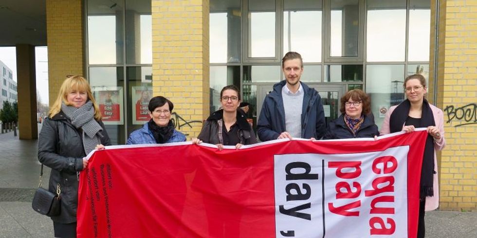 Equal-Pay-Day 2020 - Juliane Witt, Dagmar Pohle, Nadja Zivkovic, Gordon Lemm, Kerstin Witte und Julia Wehner mit der Equal-Pay-Day-Flagge