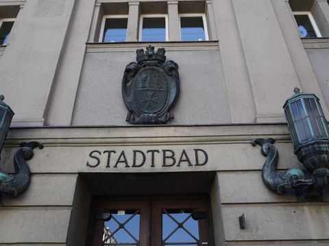 Schriftzug Stadtbad über dem Eingang zum Stadtbad Neukölln