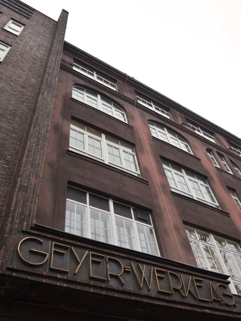 Fassade der Geyer-Werke in Neukölln aus der Froschperspektive mit dem Portal-Schriftzug im Fokus: Geyer-Werke AG; ein braunes Ziegelsteingebäude