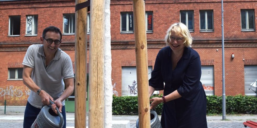 Bezirksbürgermeister Stephan von Dassel und Bezirksstadträtin Sabine Weißler geben den Startschuss für #mittegießt 2019