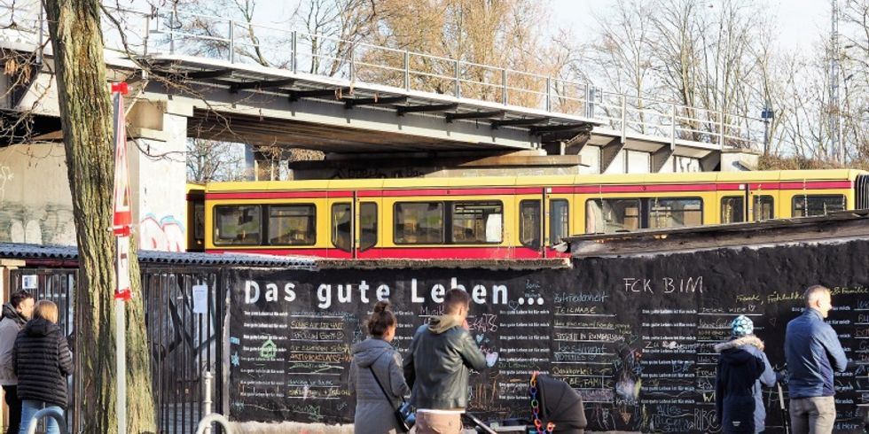 Tafel mit Ideen am Tag des guten Lebens