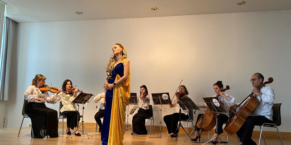 Die ukrainische Sängerin Daria Bardash singt anlässlich des Unabhängigkeitstags des Ukraine im Festsaal des Rathauses Charlottenburg