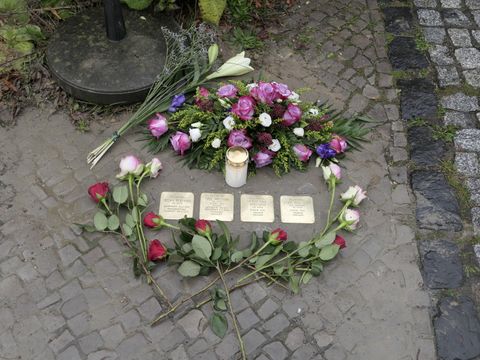 Vier Stolpersteine für Familie Wolfram in der Manfred-von-Richthofen-Straße 169