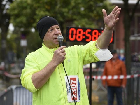 Bezirksbürgemeister Frank Balzer begrüßte die Läuferinnen und Läufer und startete danach über 10 km. (Bild: Andreas Schwarz)