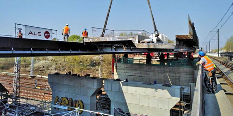 Montage der neuen Brücke