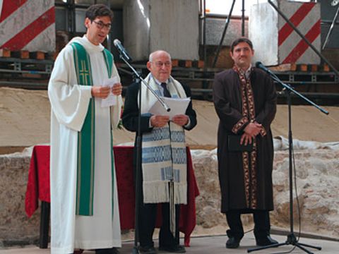 Multireligiöse Andacht mit Pfarrer Gregor Hohberg, Rabbiner Ben Chorin und Imam Kadir Sanci im Ausgrabungsfeld auf dem Petriplatz (Bild: Gerald Dietrich)