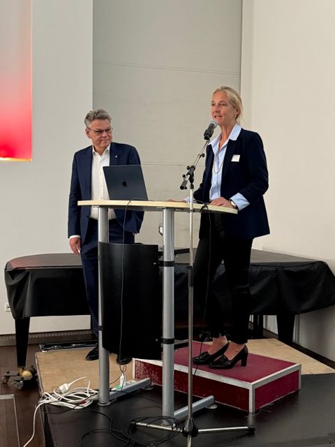 Bezirksbürgermeister Jörn Oltmann und Elena Zavlaris, Geschäftsführerin des Jobcenters Berlin Tempelhof-Schöneberg