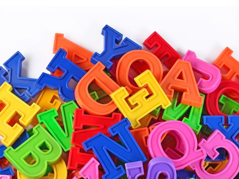 Bunte Buchstaben aus Plastik