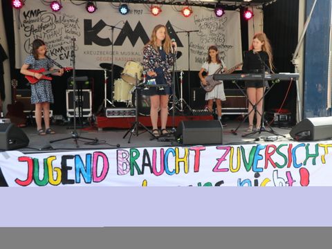 Junge Musikerinnen auf der Bühne der T-Rest-Veranstaltung