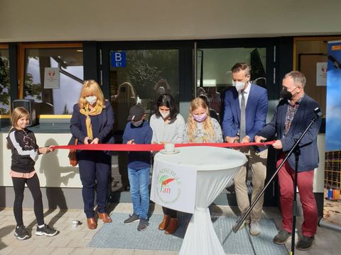 Feierliche Eröffnung und Übergabe der Sporthalle der Peter-Pan-Grundschule - Lea Sophie Marendorf, Bezirksstadträtin Juliane Witt, John Lennart Schellmann, Batoul Aswad, Leana Teichert, Bezirksstadtrat Gordon Lemm, Konrektor Jens Berger