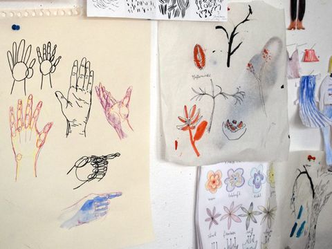 Zeichnen & Illustrieren: Pinnwand mit mehreren Zeichnungen und Studienblättern im Atelier.