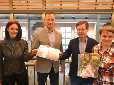v.l.n.r: stv. Fachbereichsleiterin Bibliotheken Ramona Hunkler, Kulturamtsleiter Bernd Schmieden, Bezirksbürgermeister Uwe Brockhausen (SPD) und Regina Vollbrecht, Beauftragte für Menschen mit Behinderung (Bild: BA Reinickendorf)