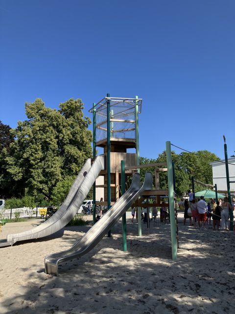 Rutsche auf dem Spielplatz in der Nuthestraße 25