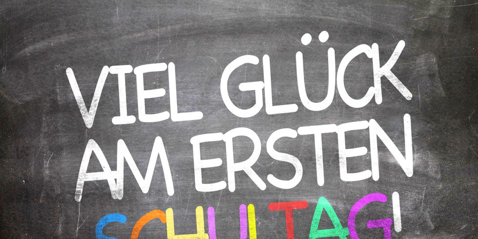 Schiefertafel mit der Aufschrift: Viel Glück am ersten Schultag