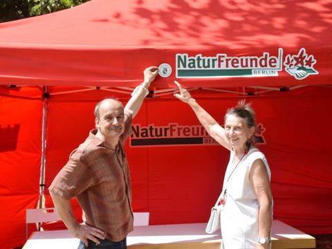 Gunter Strüven (l.) Landesvorsitzender des Vereins und Sabine Burk (r.) stellvertretende BVV-Vorsteherin mit der Sondermittel-Plakette (Bild: NaturFreunde Berlin e.V.)