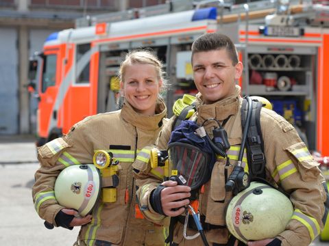 Zwei Kräfte der Feuerwehr