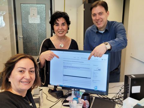 Mit dem Online-Formular zum Termin beim Bürgeramt Reinickendorf: Bürgermeisterin Emine Demirbüken-Wegner (Mi.), Mitarbeiterin Sevgi Özkara sowie Hauke Haverkamp (Leiter des Amts für Bürgerdienste). (Bild: BA Reinickendorf)