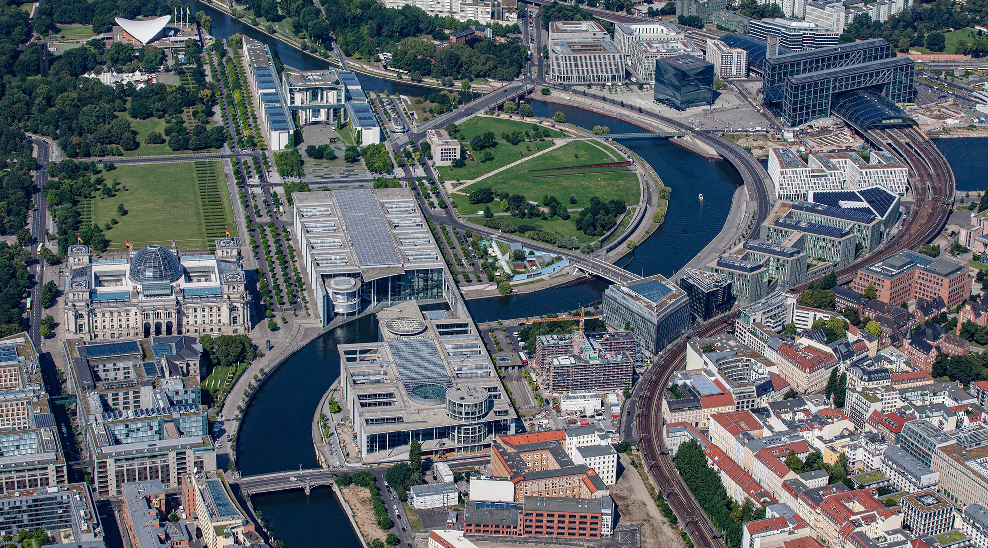 Luftbild mit Blick über das Regierungsviertel und den Berliner Hauptbahnhof