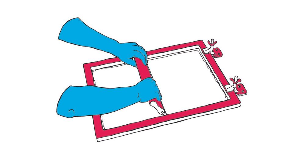 blaue Hände an pinkem Siebdruckrahmen