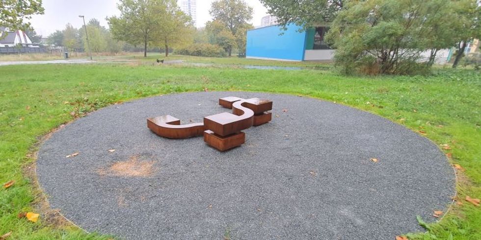Skulptur „Mäander“ von Susanne Specht