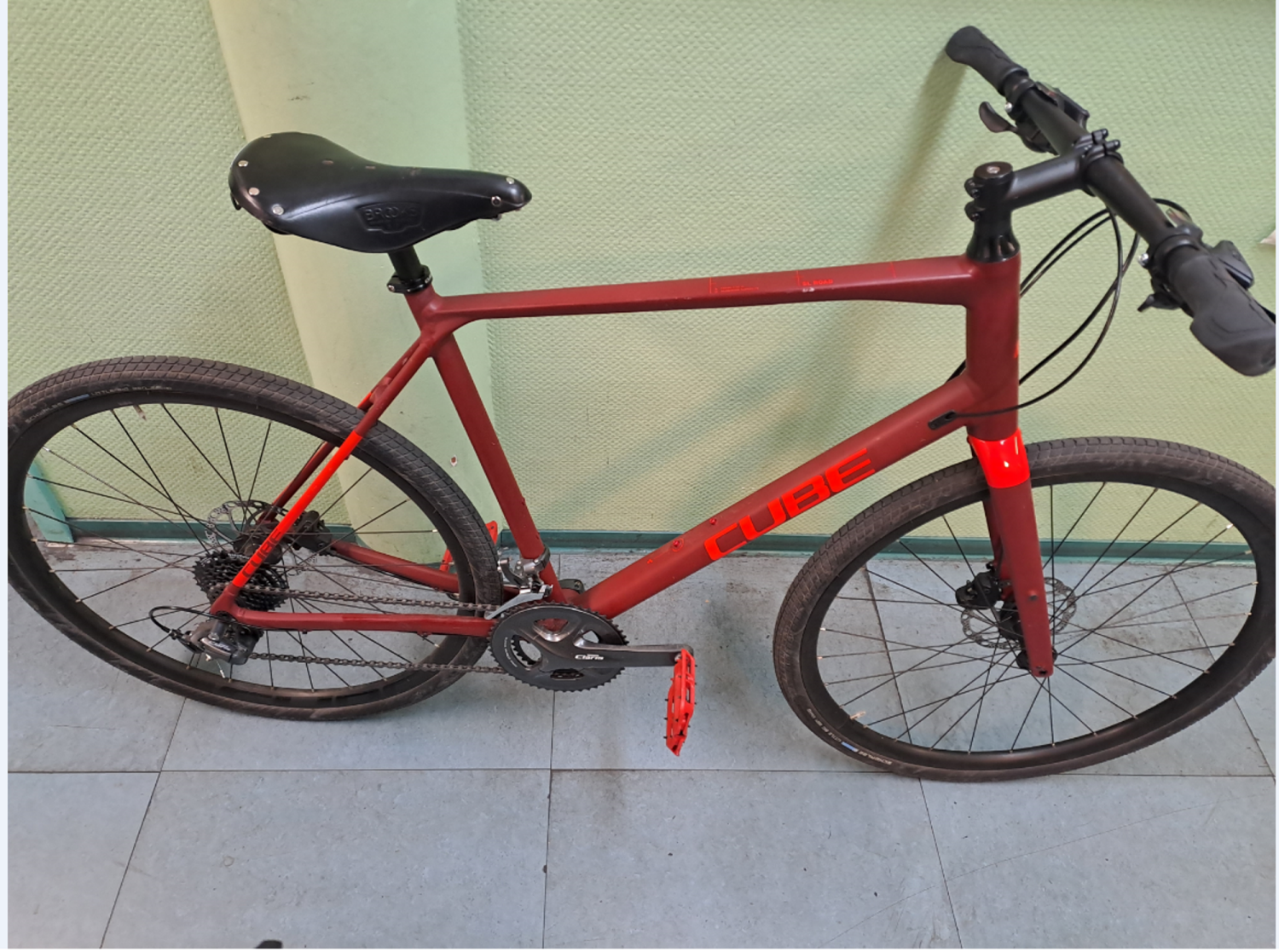 Rotes Herrenfahrrad