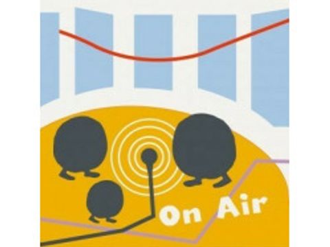 drei Kugelmännchen stehen auf einer orangen Bühne, auf der On Air steht