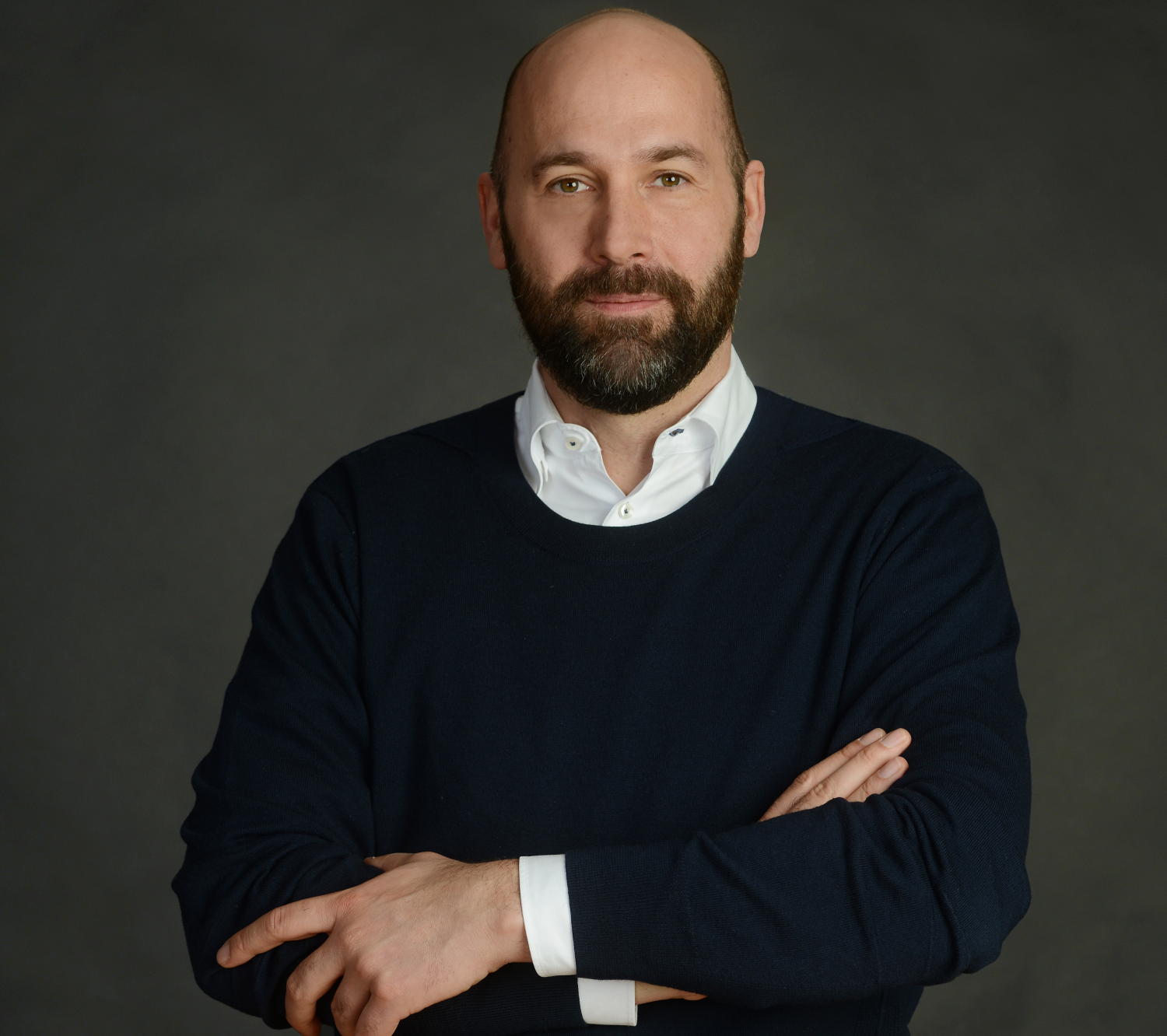 Profil Alexander Rabe vor schwarzem Hintergrund
