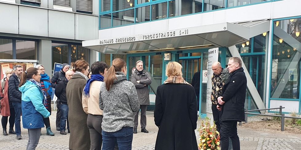 Menschen beim Gedenken vor dem Dienstgebäude am Rathaus Kreuzberg